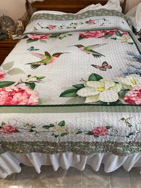 Collections Etc. Hummingbird Floral Quilt Scalloped Edge Eyelet Ruffle Hem King